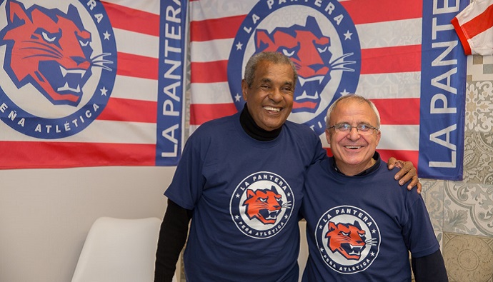 Luiz Pereira luce la camiseta conmemorativa de la creación de la Peña La Pantera