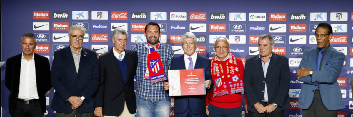 Representantes de La Pantera posan con el presidente y destacadas leyendas del club